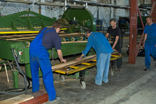 Отримання листів шпону з колоди