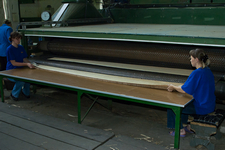 Вихід сухого шпону з камери