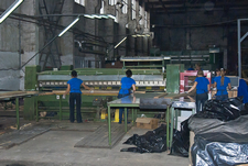 Вирівнювання країв листів шпону